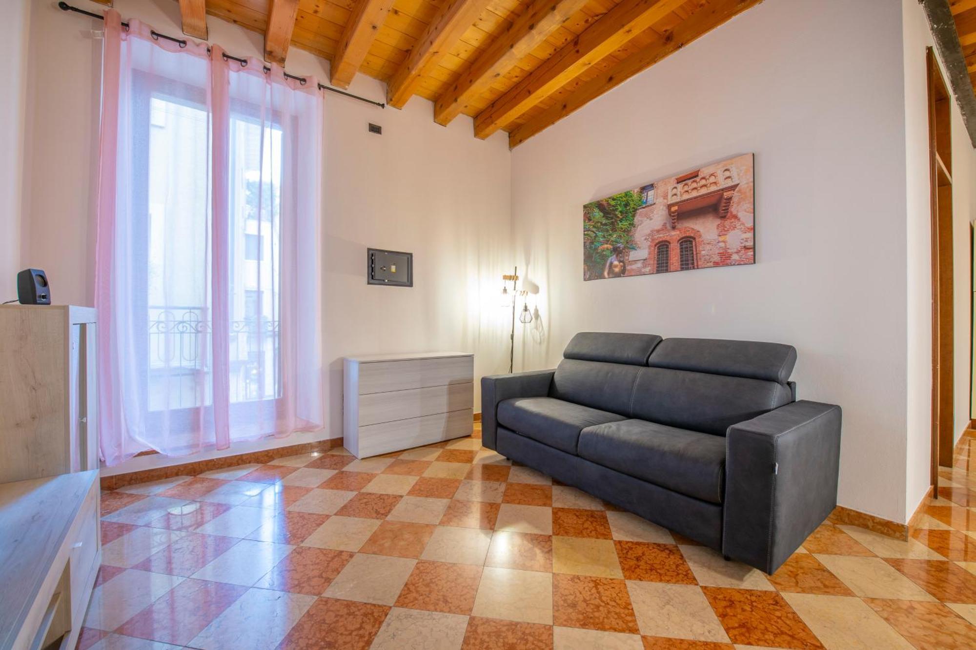 -near Arena & Giuletta- Pet Friendly Mazzini Palace Apartment